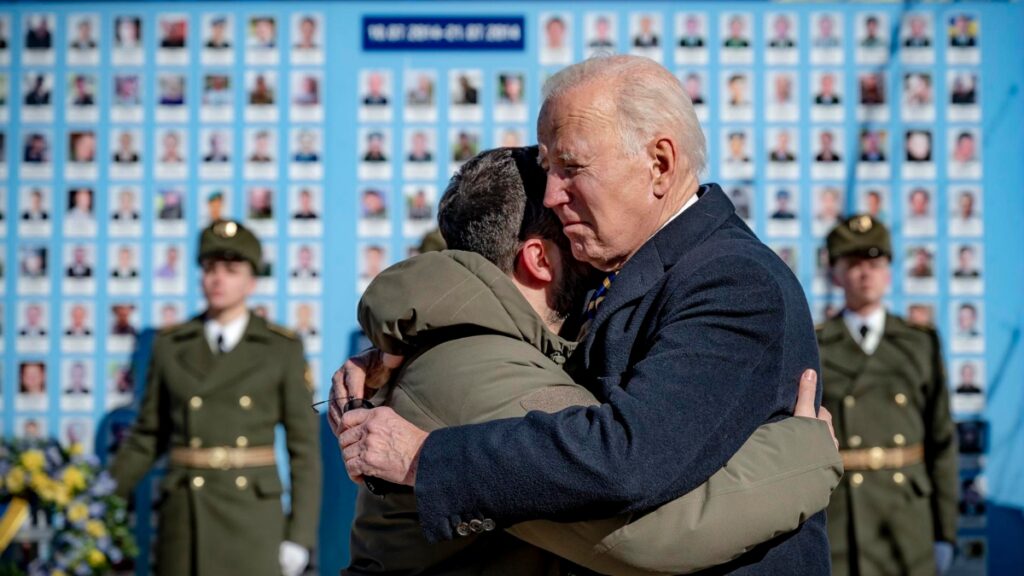 Joe Biden abraza a Volodímir Zelenski
