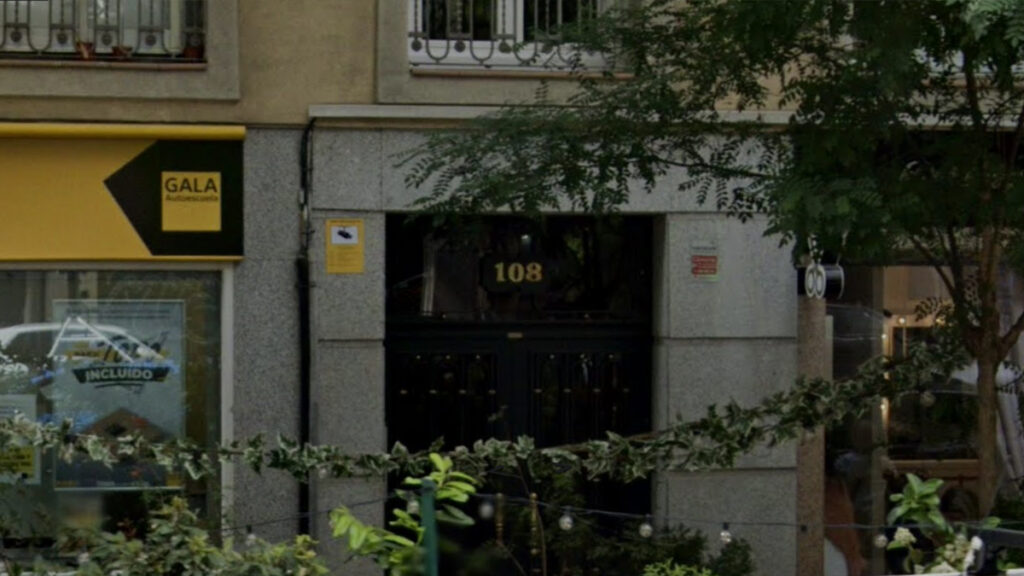 El edificio de la calle Goya, donde la Policía salvó la vida de un hombre acuchillado por su pareja