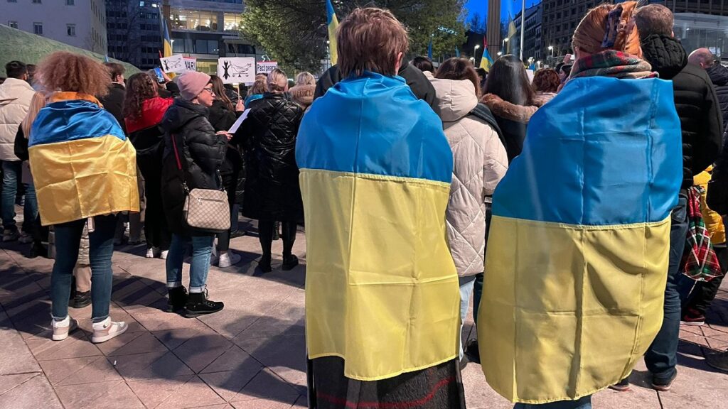Banderas de Ucrania inundan el centro de Madrid