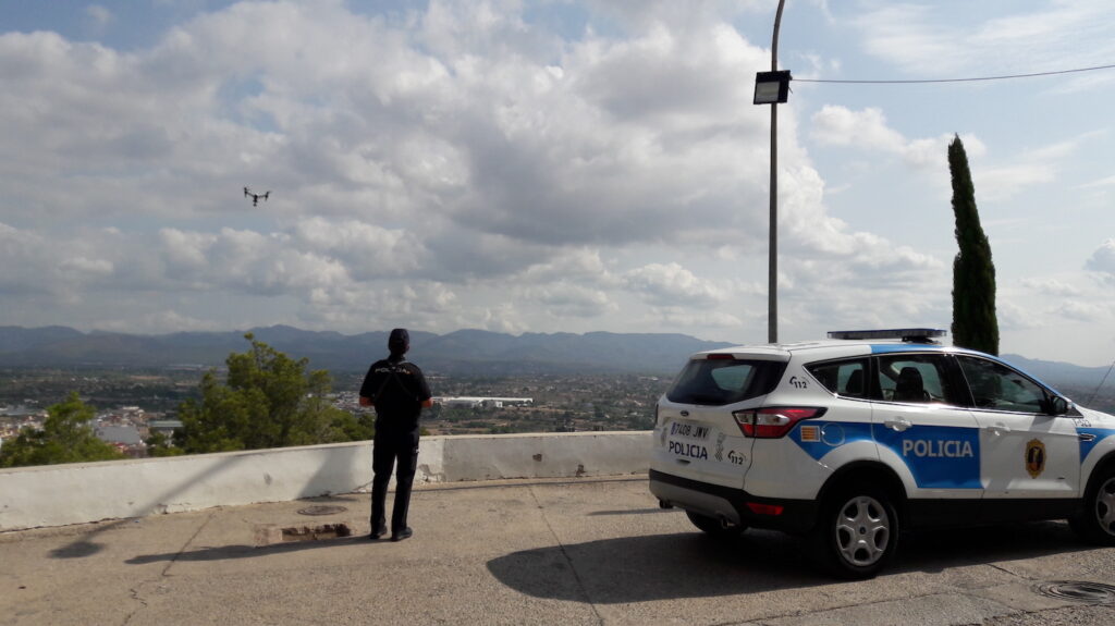 'Caso Mediador': un policía autonómico valenciano pilotando uno de los drones de la Generalitat