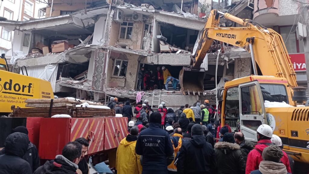 Un edificio destruido por el terremoto en Turquía