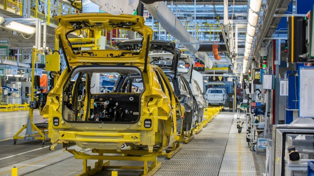 Las fábricas de coches elevan la producción pero con una subida de costes del 6%