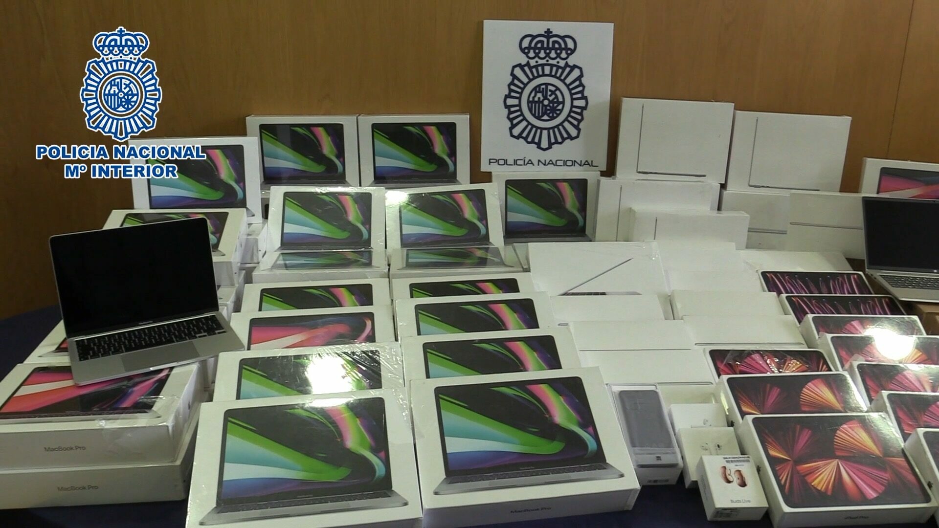 El material informático robado que fue incautado por la Policía Nacional en Madrid