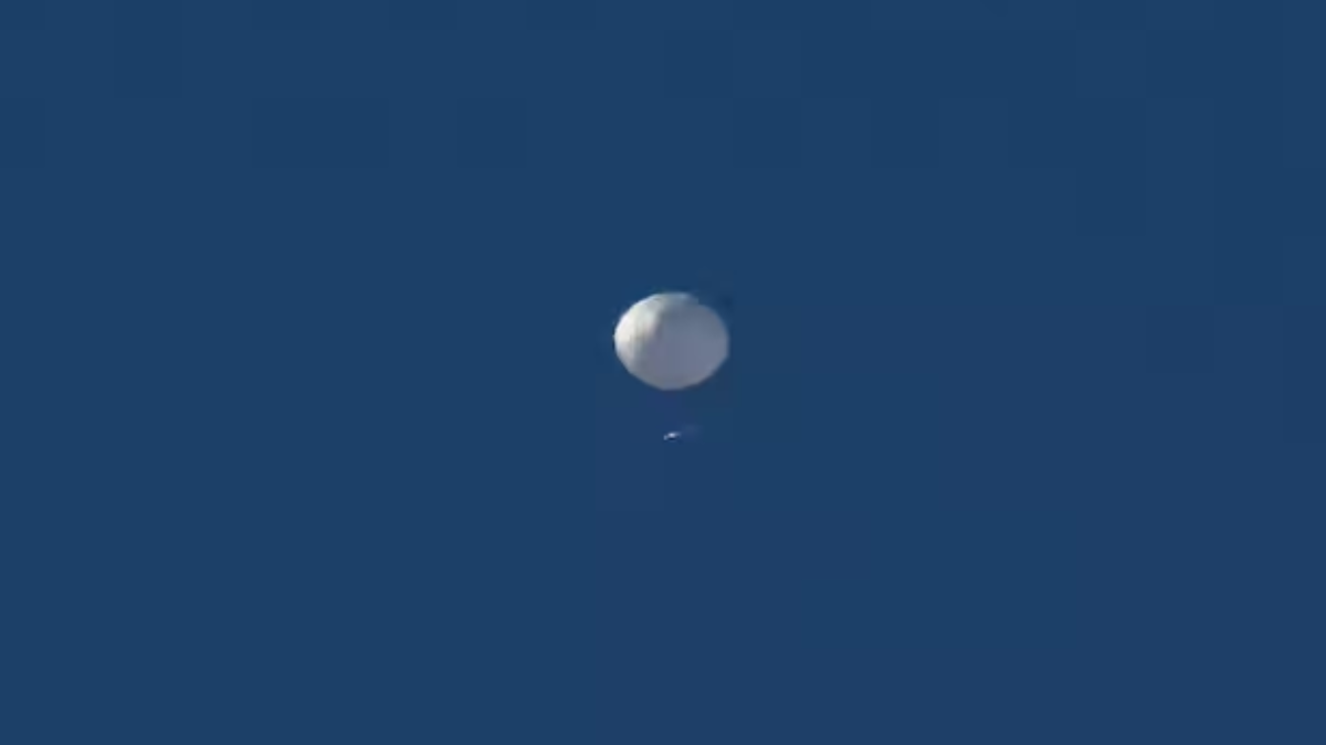 Un globo de vigilancia chino en espacio aéreo estadounidense antes de ser derribado por el Ejército estadounidense