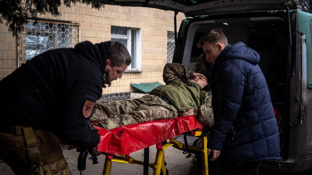 Los heridos se acumulan a la puerta de los hospitales en el Donbás. Es el precio que paga Ucrania por defender ciudades como Bakhmut, Avdiivka o Kurajovo