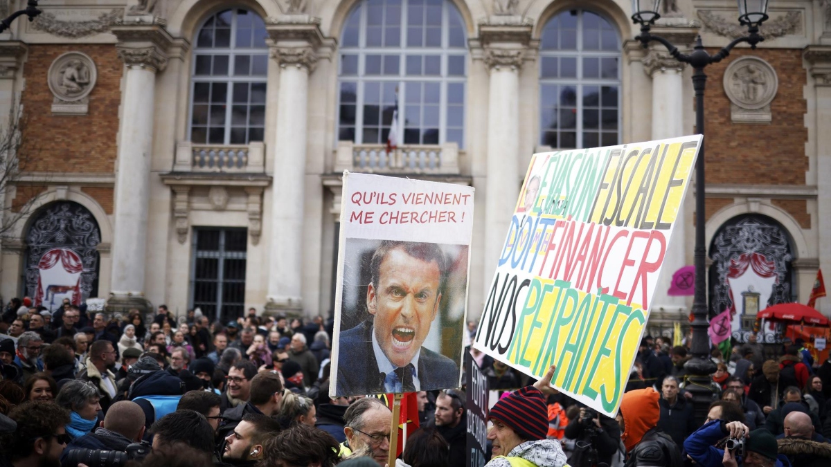 Un grupo de personas se manifiesta el 31 de enero de 2023 contra la reforma del sistema de pensiones que planifica el Gobierno francés