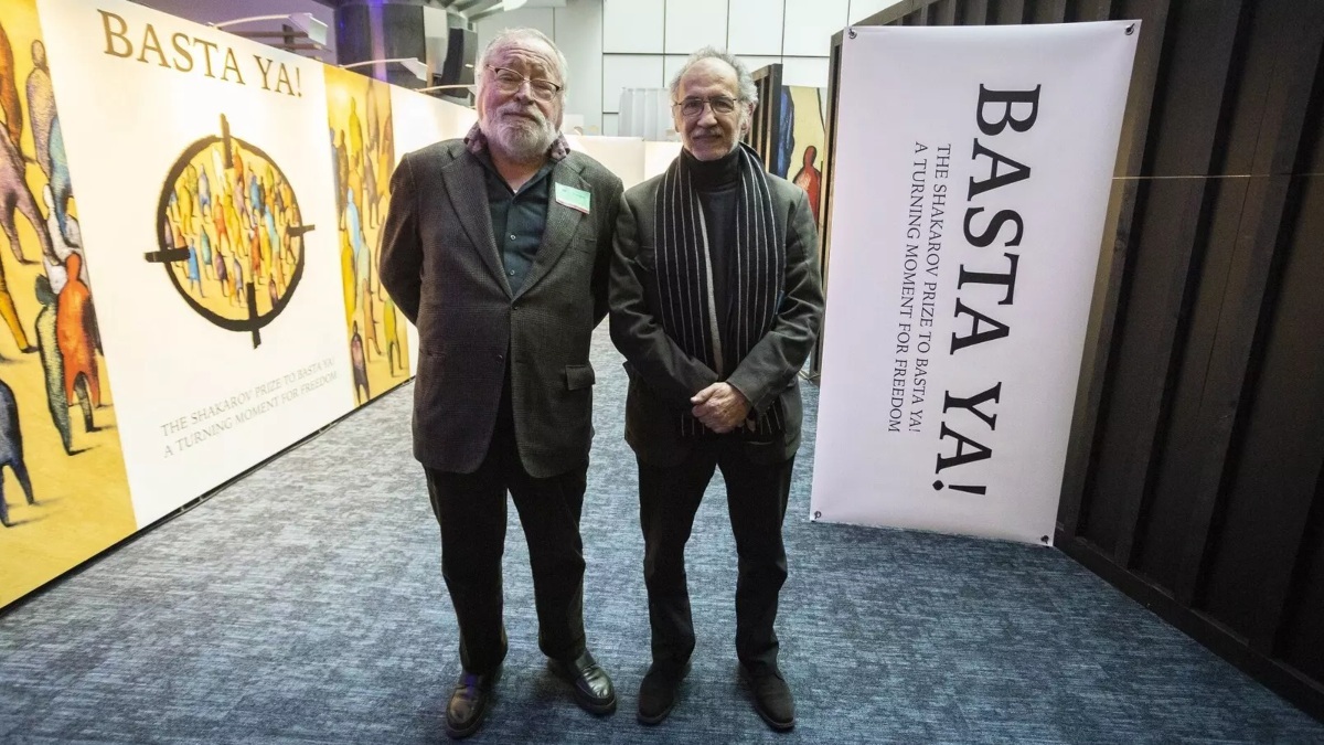 Fernando Savater y José Ibarrola, en la inauguración de la muestra de ¡Basta Ya! en el Parlamento Europeo