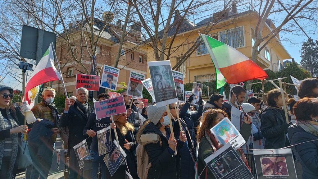 Manifestación de la comunidad de iraníes en España con cartéles de Mahsa Amini