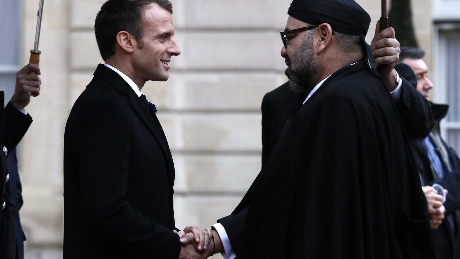 El presidente francés Emmanuel Macron saluda al rey de Marruecos Mohammed VI durante una visita a París a finales del 2018