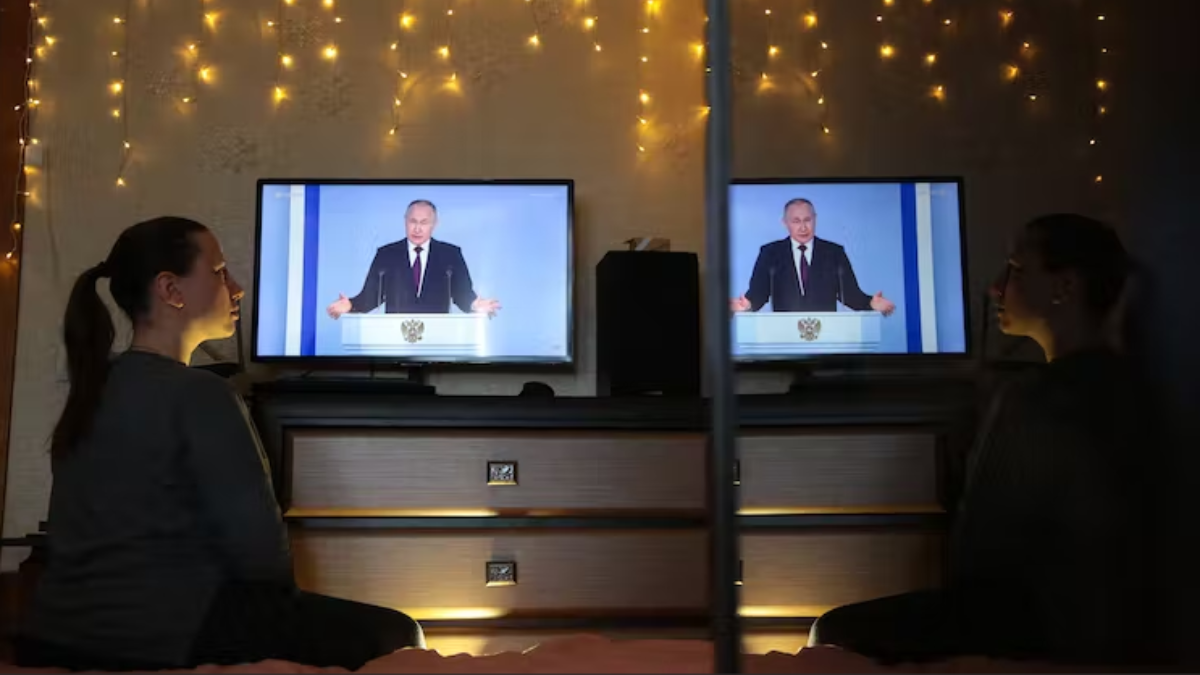 Una mujer en Crimea mira la retransmisión televisiva del discurso del presidente ruso Vladímir Putin el 21 de febrero de 2023
