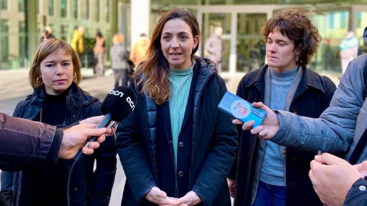 Mujeres activistas frente a la Ciutat de la Justicia de Barcelona