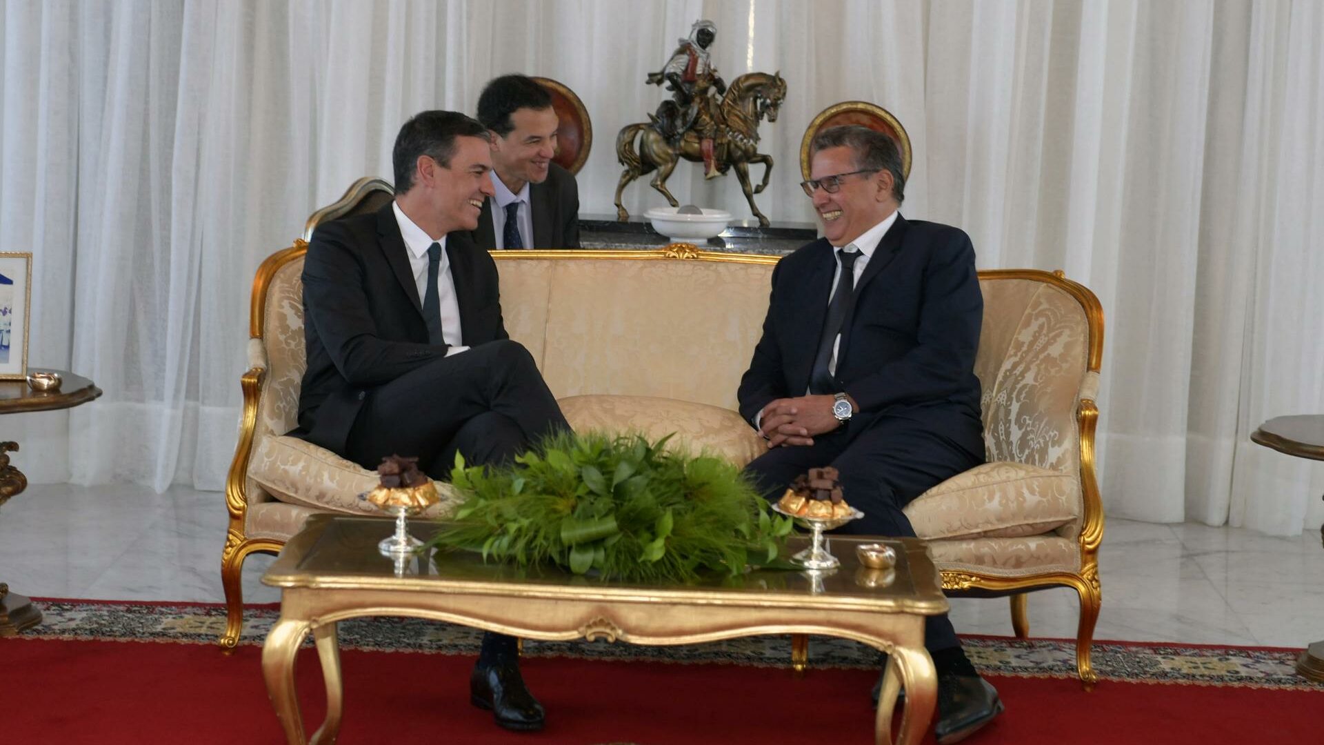 El primer ministro marroquí, Aziz Akhannouch, y el presidente del Gobierno de España, Pedro Sánchez
