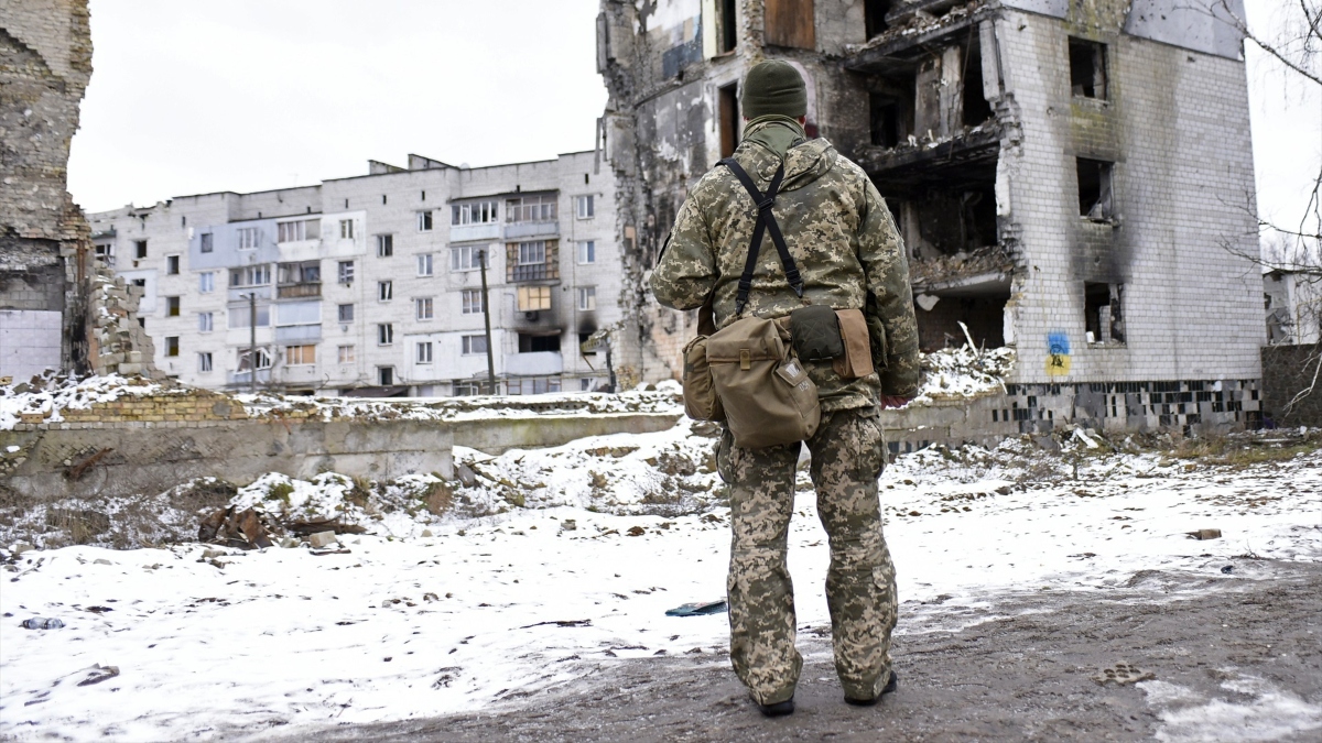 Un soldado ucraniano frente a un edificio residencial atacado por Rusia en la localidad de Borodyanka, en la región de Kiev