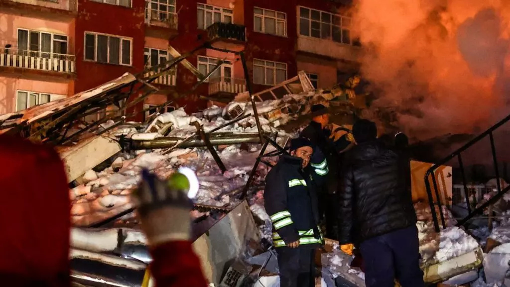 Terremoto en Turquía: ¿por qué muchos edificios se derrumbaron como una tortita?