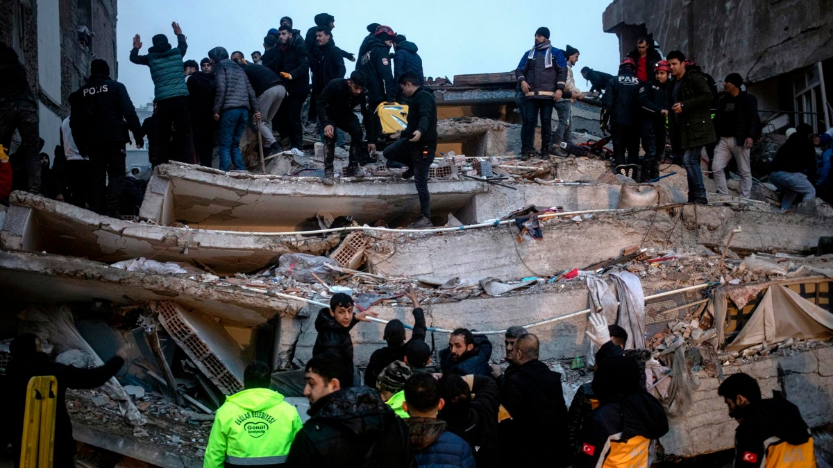 Un edificio derrumbado después del terremoto en Diyarbakır
