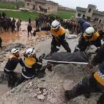 Trabajadores de la defensa civil siria rescatan a una víctima del terremoto en Zardana, provincia de Idlib, el 6 de febrero