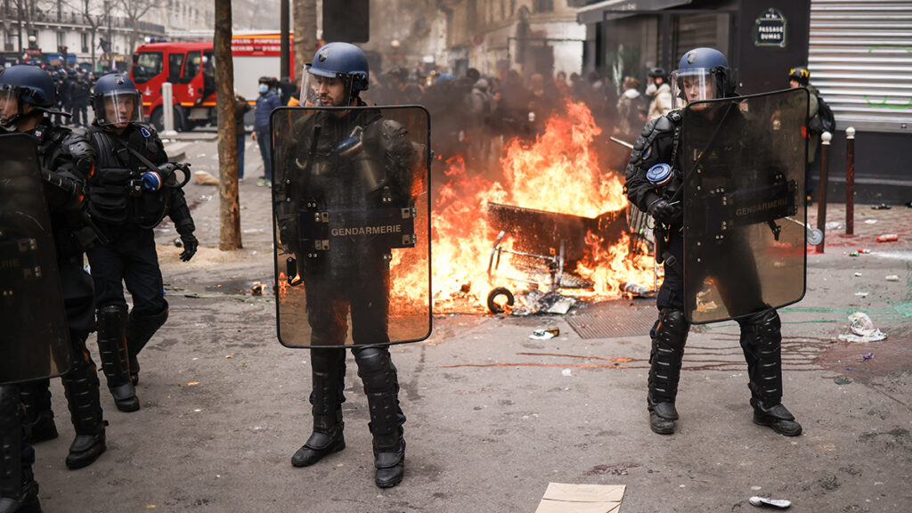 Disturbios contra la policía parisina