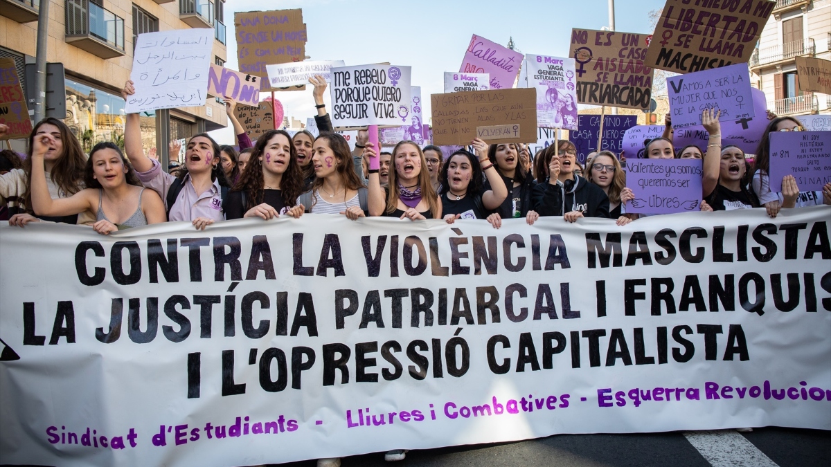 Numerosas mujeres recorren las calles de Barcelona