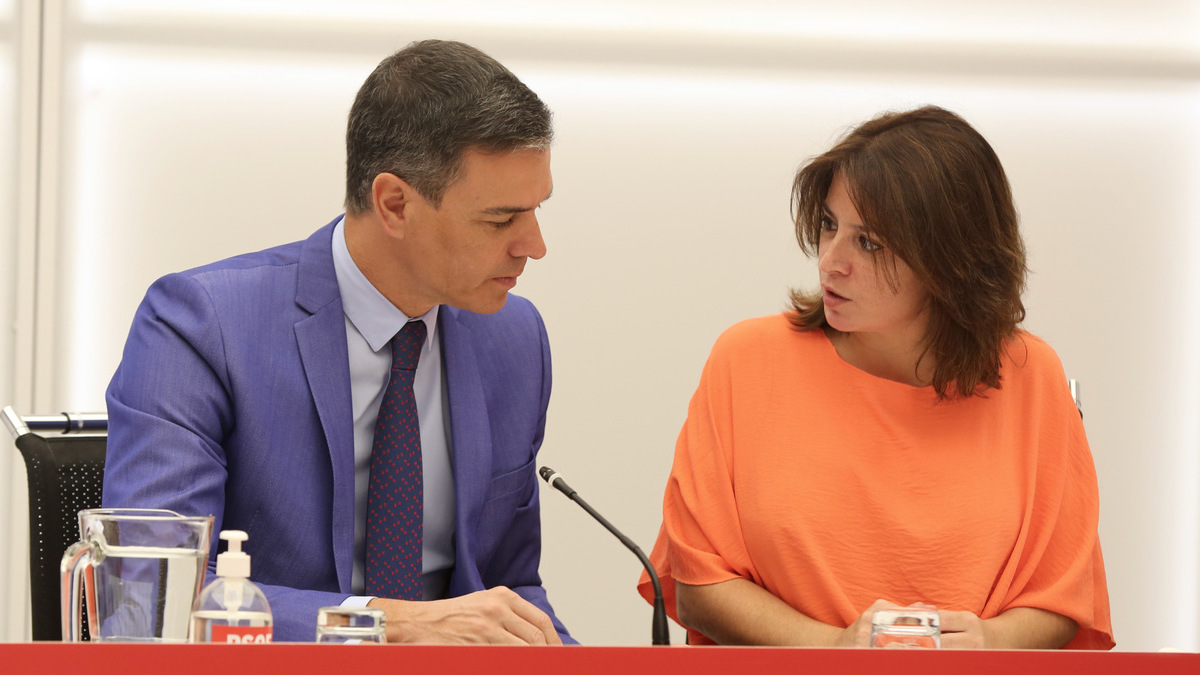 El presidente del Gobierno y secretario general del PSOE, Pedro Sánchez, y Adriana Lastra en una imagen de archivo.