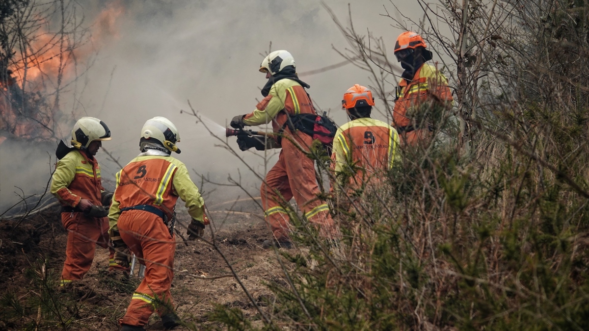Bomberos de Asturias treabajan en el incendio de los concejos de Valdes y Tineo, a 30 de marzo de 2023