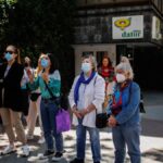 Unas mujeres a las puertas de la clínica Dator. Aborto