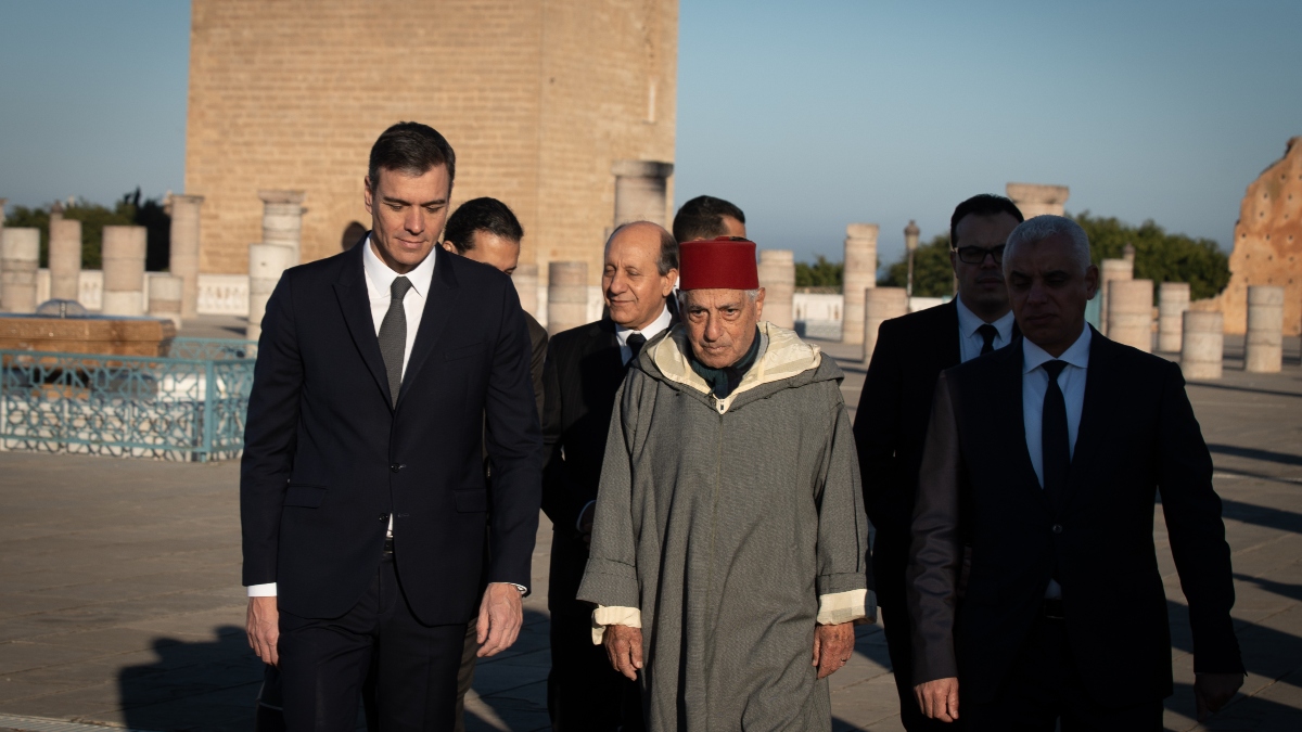 El presidente del Gobierno, Pedro Sánchez; el historiador del Reino de Marruecos y portavoz del Palacio Real, Abdelhak Lamrin y el ministro de Sanidad y Protección Social de Rabat