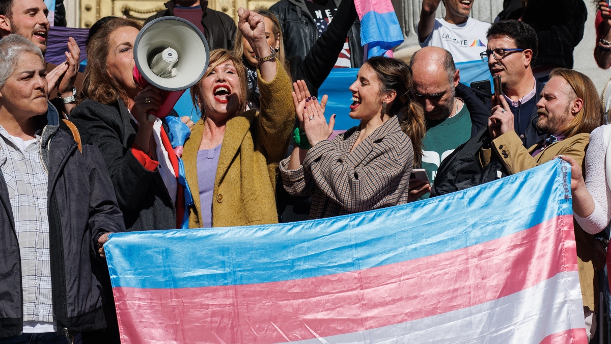 La ministra de Igualdad, Irene Montero, a las puertas del Congreso celebrando la aprobación de la 'ley trans'