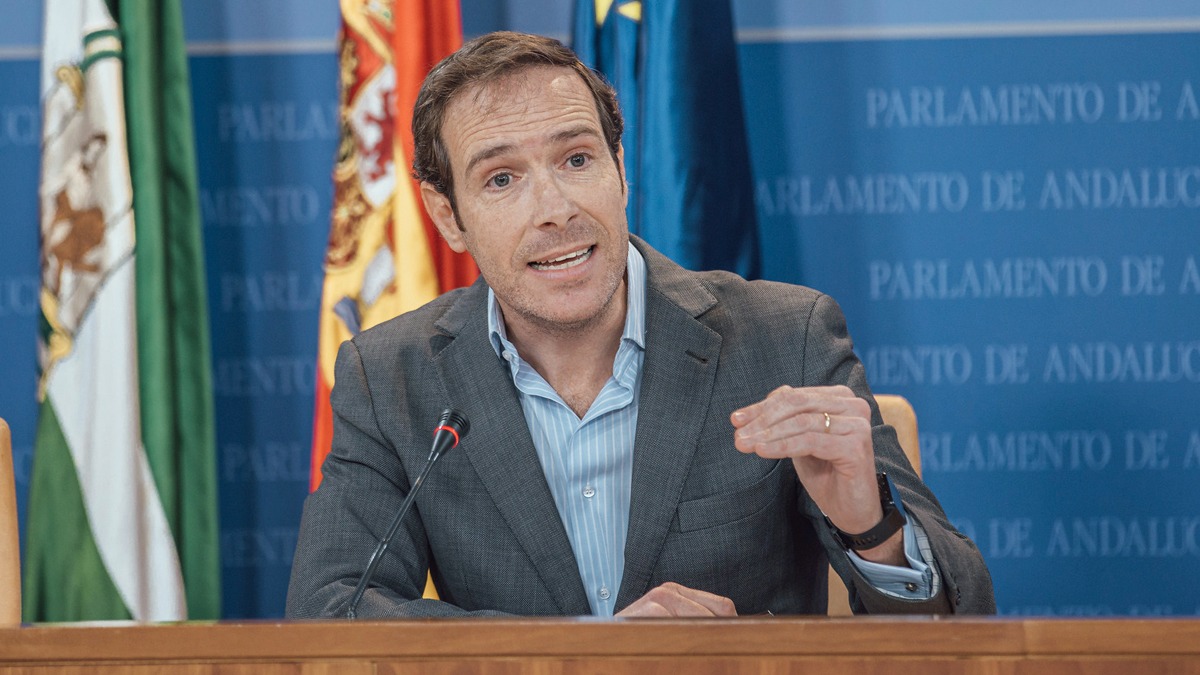 El presidente del Grupo Vox en el Parlamento andaluz, Javier Cortés, este miércoles en rueda de prensa. Foto/ Vox