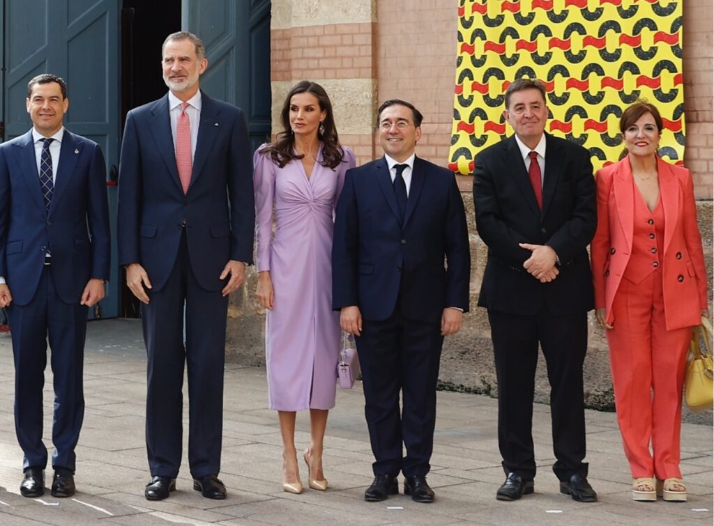 La reina Letizia estrena vestido lila en Cádiz, perfecto para ser la invitada perfecta
