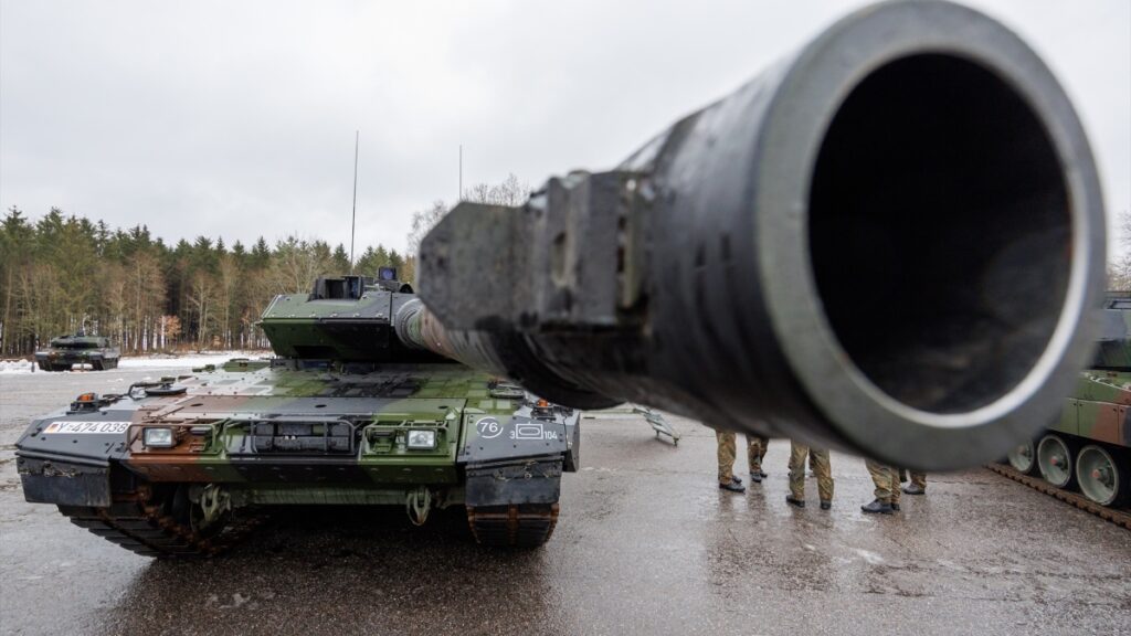 Robles confirma la entrega a finales de junio a Ucrania de más carros de combate Leopard
