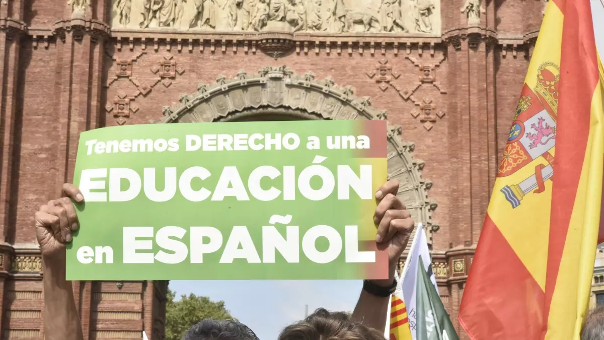Varias personas participan junto a varios políticos en una manifestación para defender la lengua en castellano