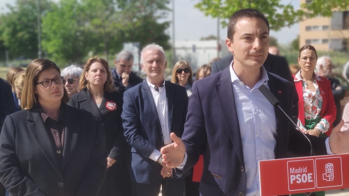 El secretario general del PSOE-M, Juan Lobato, en un acto en Móstoles junto a la alcaldesa, Noelia Posse, en una imagen de archivo.