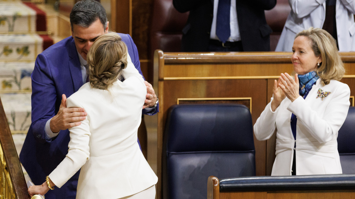 Pedro Sánchez y Nadia Calviño, aplauden a la vicepresidenta segunda, Yolanda Díaz