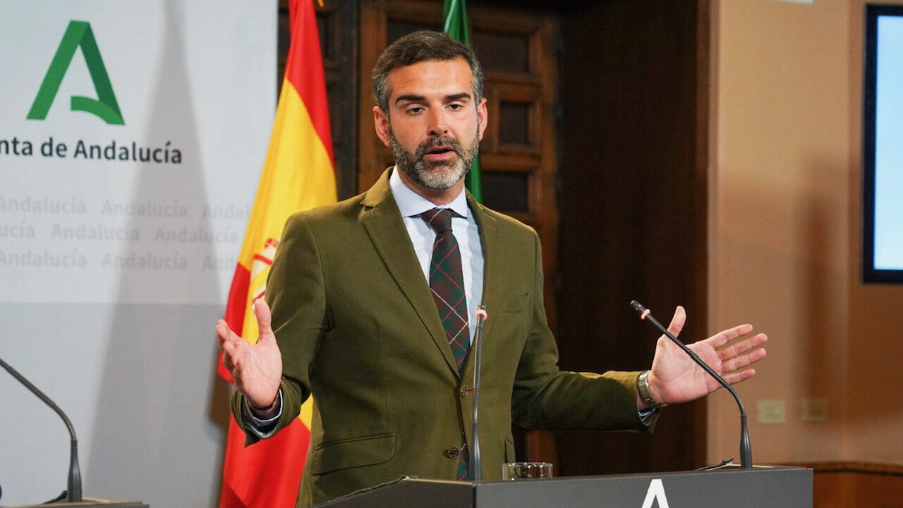 El portavoz de la Junta de Andalucía y consejero, Ramón Fernández-Pacheco, este martes en rueda de prensa. Foto/ Europa Press
