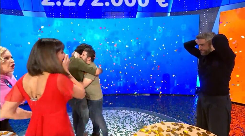 Rafa Castaño y Orestes se abrazan mientras Roberto Leal, Bárbara Rey e Irene Villa muestran su sorpresa