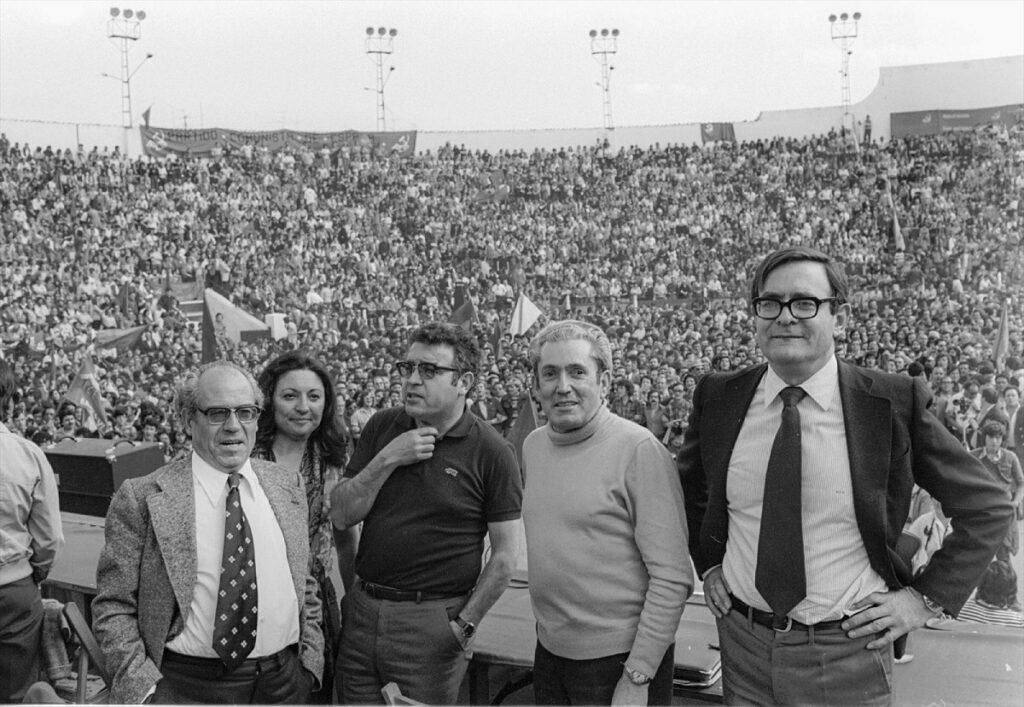 Ramón Tamames, de joven, junto a Simón Sánchez Moreno, Marcelino Camacho y Víctor Díaz Jardiel, durante el mitin del PCE en 1978.