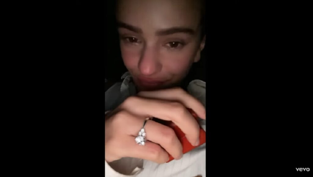 Rosalía muestra su anillo de compromiso entre lágrimas
