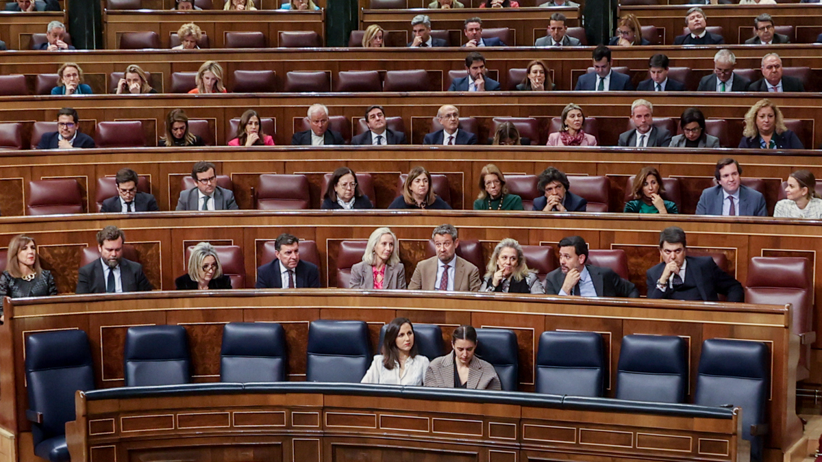 (I-D) La ministra de Derechos Sociales y secretaria general de Podemos, Ione Belarra, y la ministra de Igualdad y autora de la ley del 'sí es sí', Irene Montero, este martes en el Congreso.