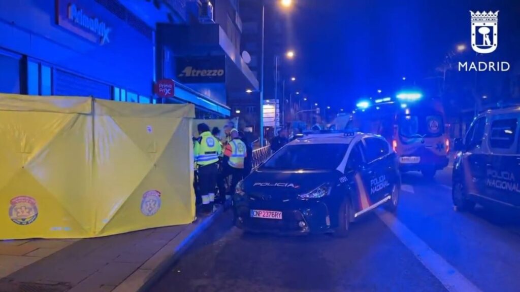 El policía herido en un accidente de tráfico en Madrid permanece sedado e intubado