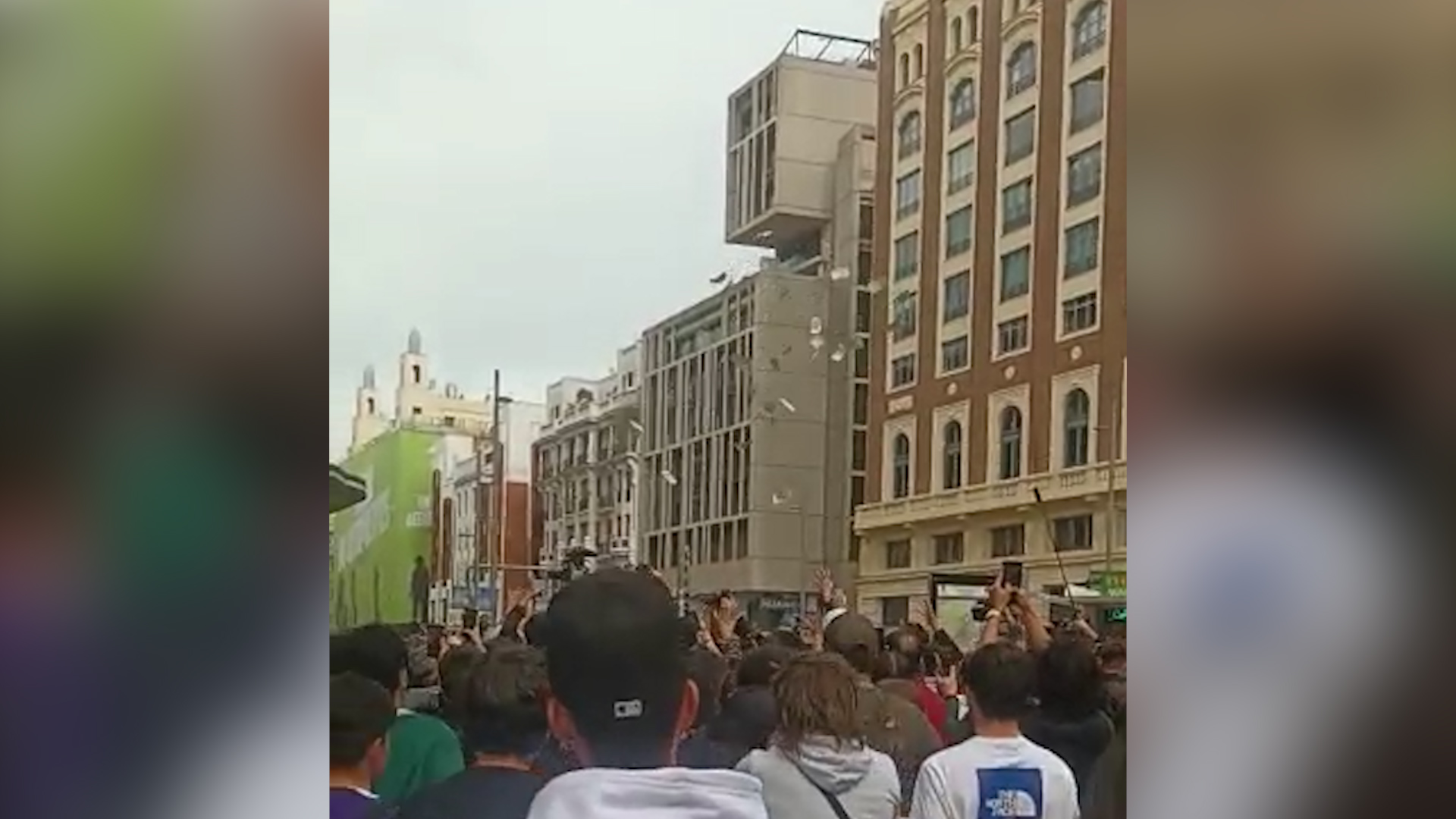 Yung Beef revoluciona el centro de Madrid al lanzar 5.000 euros en billetes al aire