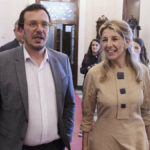 La vicepresidenta segunda del Gobierno de España, Yolanda Díaz, (d) junto al alcalde de Cádiz, José María González, (i) este viernes.