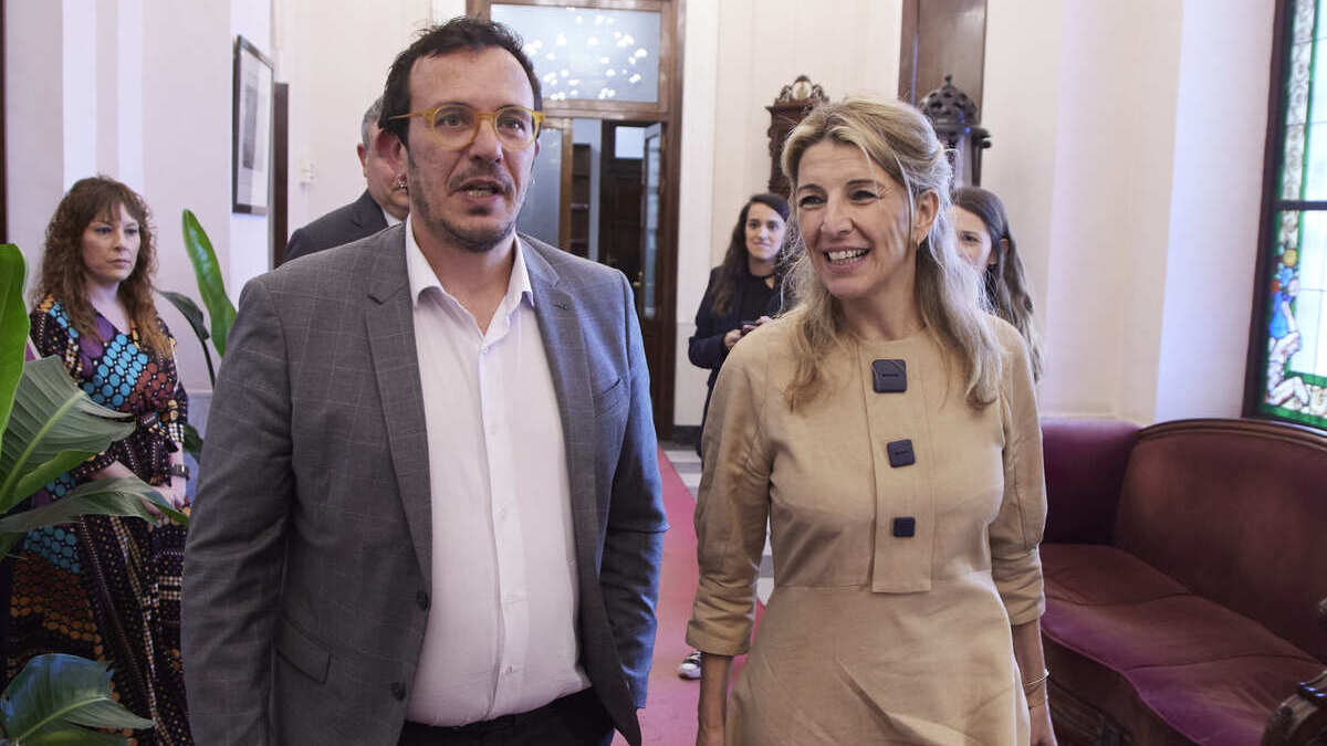 La vicepresidenta segunda del Gobierno de España, Yolanda Díaz, (d) junto al alcalde de Cádiz, José María González, (i) este viernes.
