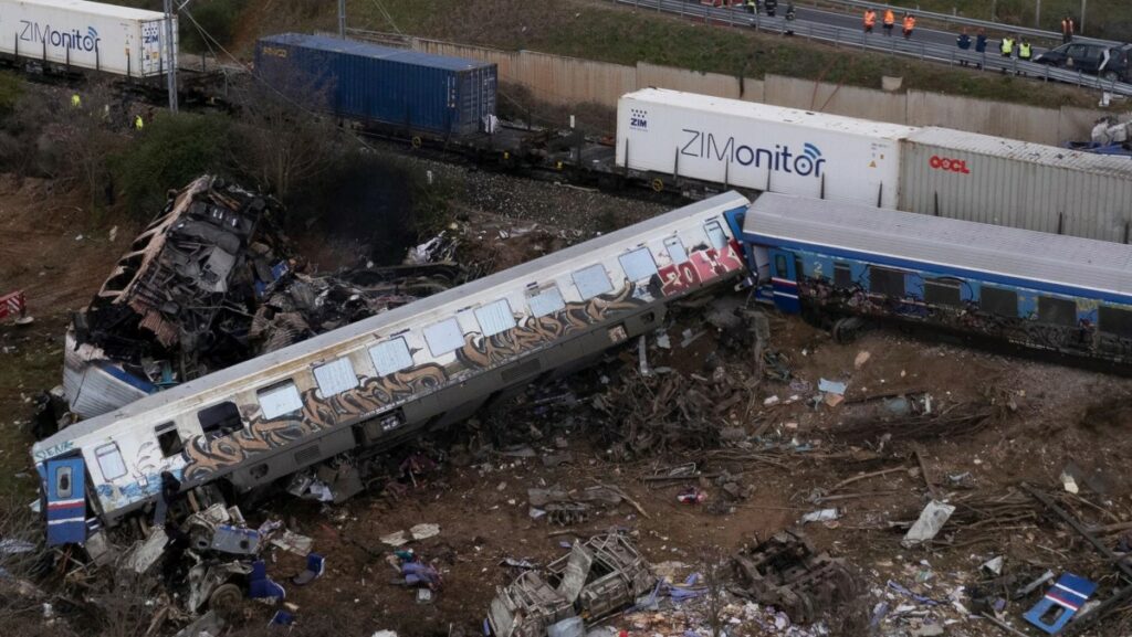 Al menos 32 muertos y decenas de heridos al colisionar dos trenes en Grecia central