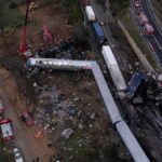 Al menos 32 muertos y decenas de heridos al colisionar dos trenes en Grecia central