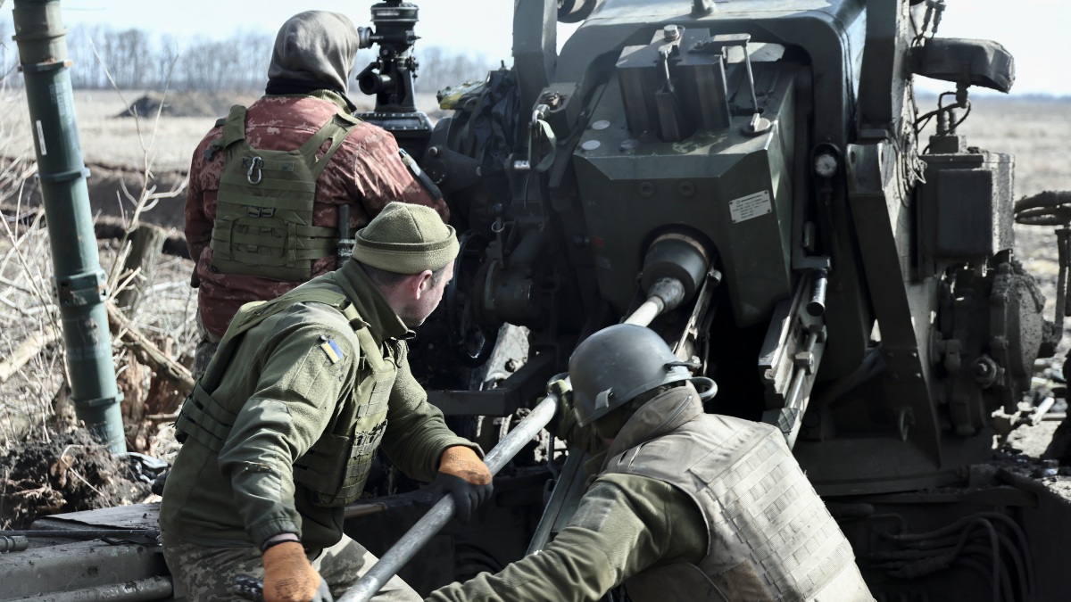Soldados ucranianos se preparan para disparar un obús FH70 desde su posición en el área de Zaporiyia, Ucrania