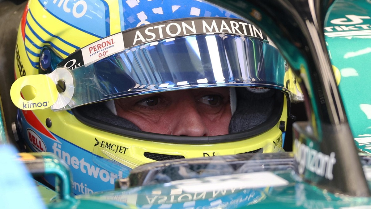 Fernando Alonso, pilotando para Aston Martin.