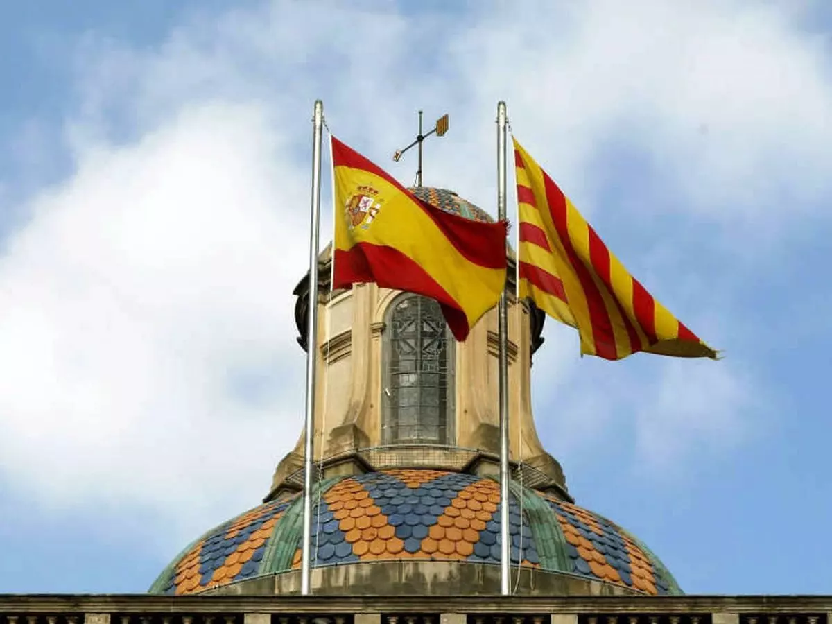 Fachada de la Generalitat de Cataluña con las banderas española y catalana