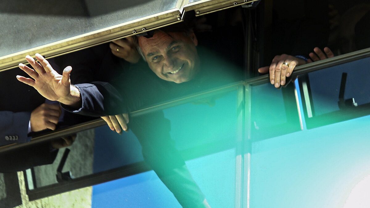 El expresidente brasileño Jair Bolsonaro saluda desde una ventana en la sede de su partido