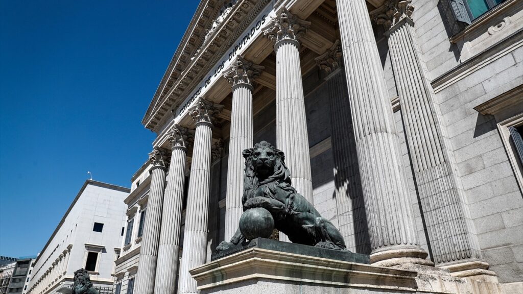 Uno de los emblemáticos leones que se encuentran delante de la fachada del Congreso de los Diputados