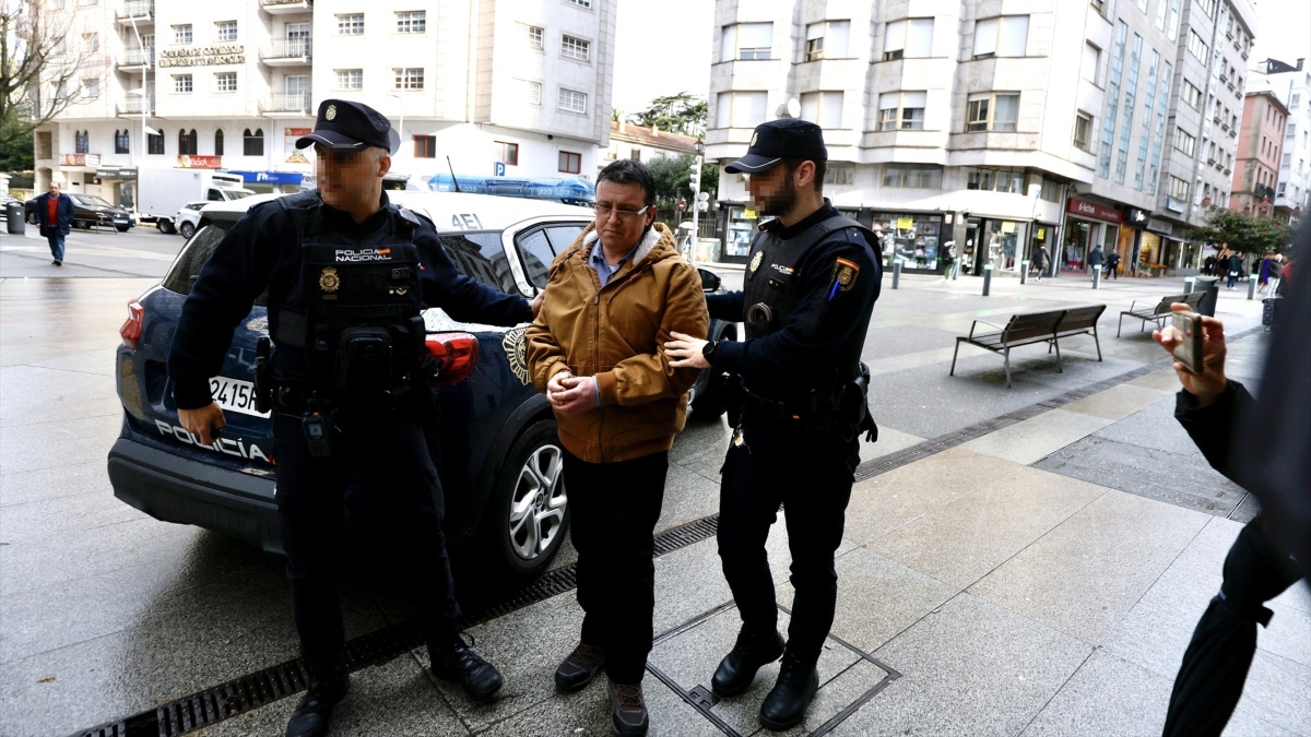 Dos agentes de Policía Nacional llevan al acusado del triple crimen de Valga, José Luis Abet, al juicio